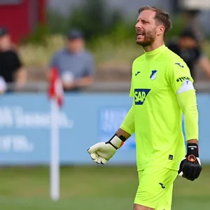Oliver Baumann ruft seinen Mitspielern beim Testspiel zu.
