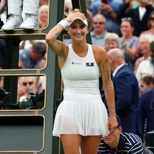 Marketa Vondrousova feiert den Wimbledon-Sieg