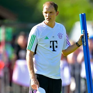 Thomas Tuchel trägt eine Stange im Training