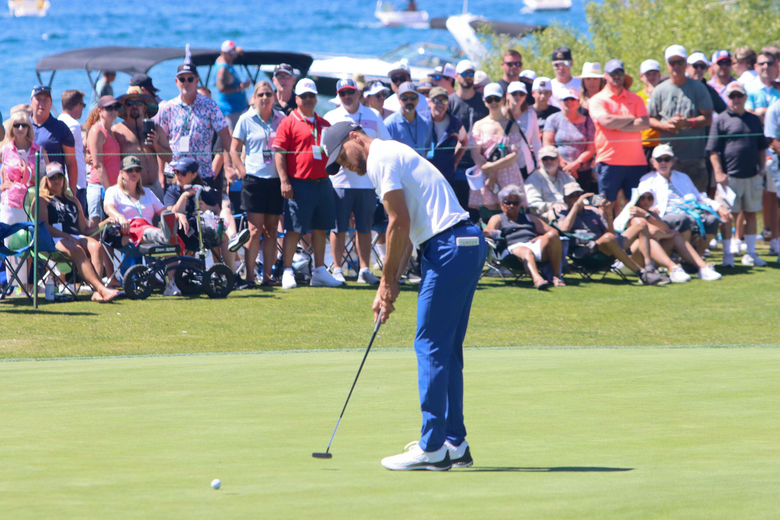 Stephen Curry mit zielgenauen Schlag beim Golf-Turnier.