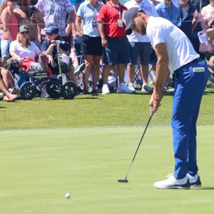 Stephen Curry mit zielgenauen Schlag beim Golf-Turnier.