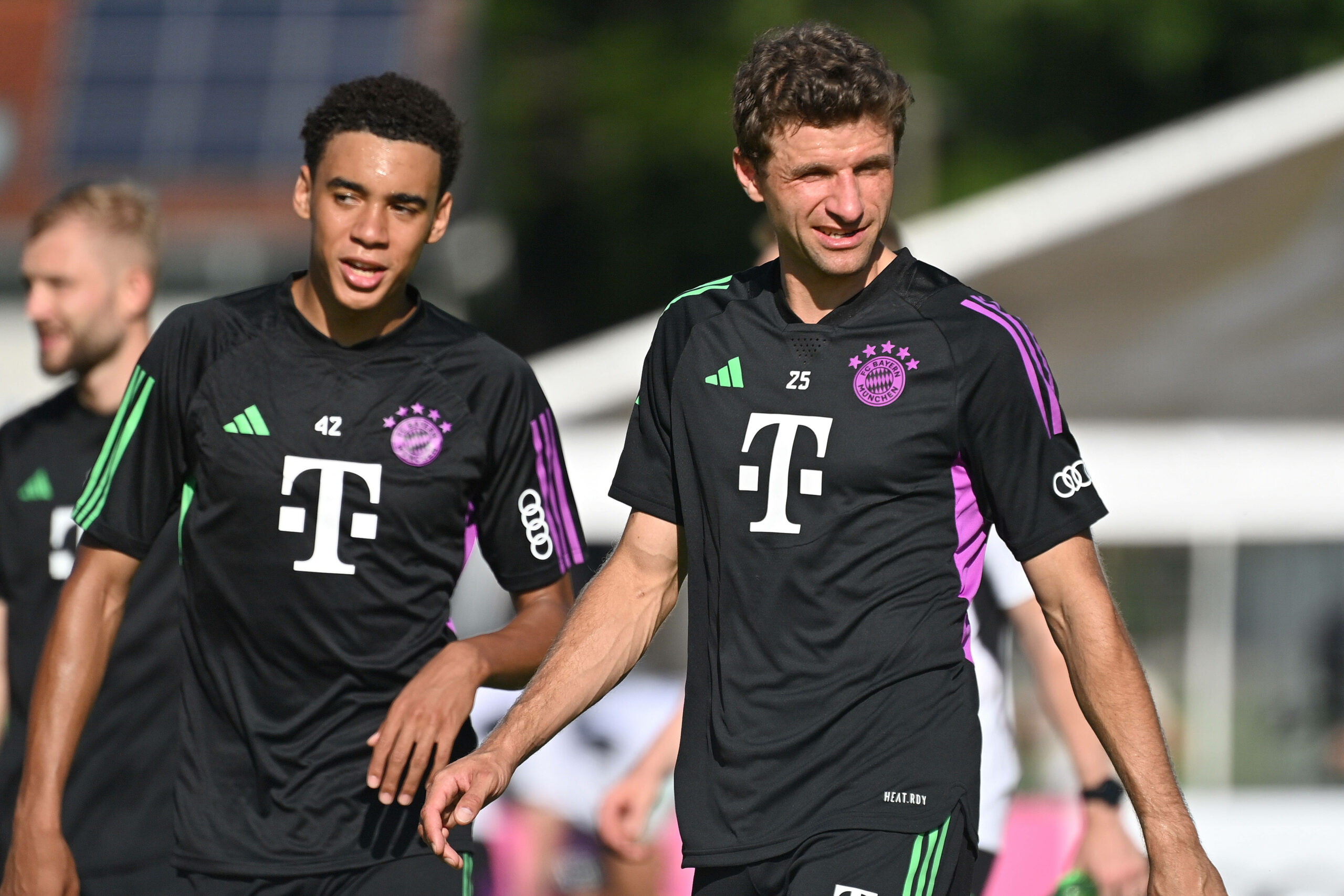 Thomas Müller und Jamal Musiala zusammen im Training.