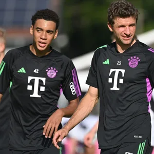 Thomas Müller und Jamal Musiala zusammen im Training.