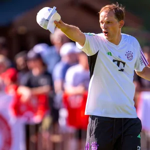 Thomas Tuchel gibt Anweisungen im Training.