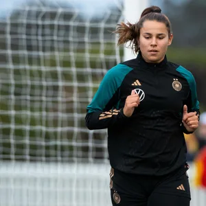 Lena Oberdorf läuft beim Individual-Training.