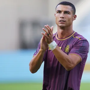 Cristiano Ronaldo begrüßt die Fans vor dem Testspiel gegen Celta Vigo