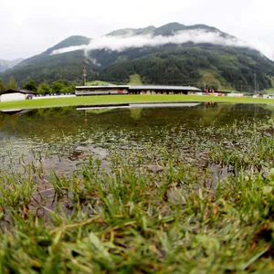 Der Trainingsplatz in Neukirchen am Großvenediger steht unter Wasser.