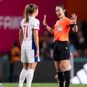 Schiedsrichterin Yoshimi Yamashita diskutiert mit den Spielerinnen.