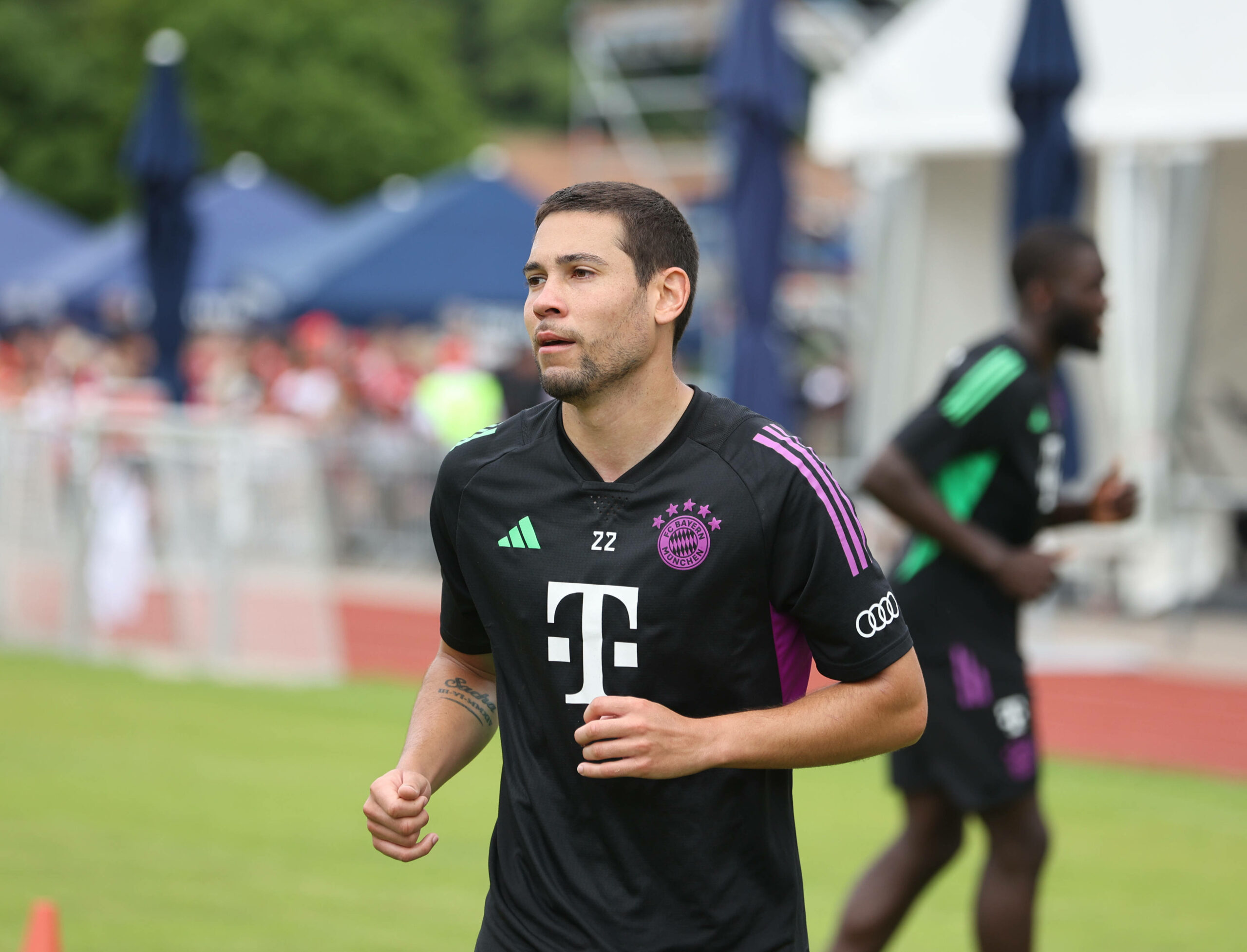 Raphael Guerreiro beim Training des FC Bayern München