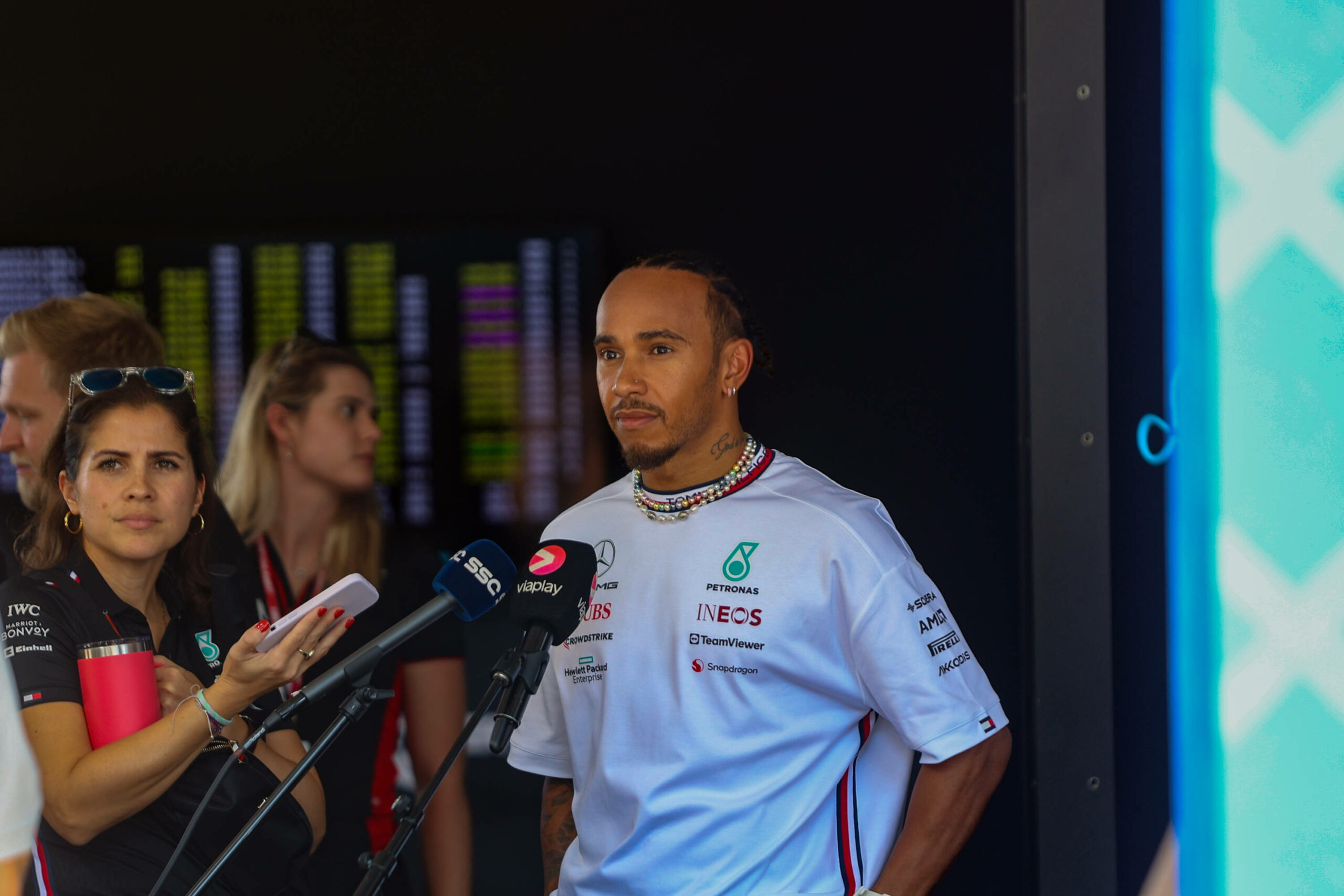 Lewis Hamilton gibt Interview bei der Formel 1 in Ungarn