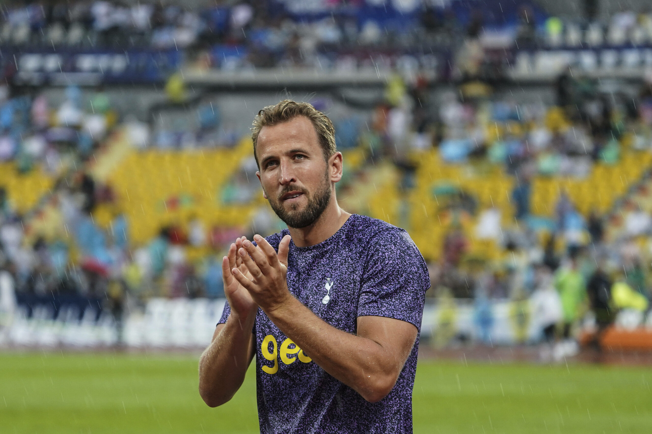 Harry Kane applaudiert beim Warmmachen auf Tottenhams Asien-Reise