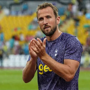 Harry Kane applaudiert beim Warmmachen auf Tottenhams Asien-Reise