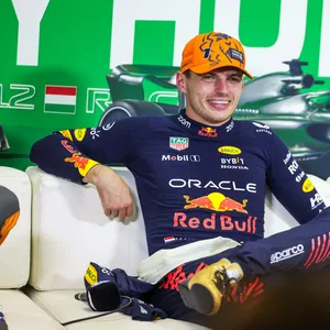 Verstappen gut gelaunt auf der Pressekonferenz nach seinem Sieg in Ungarn.