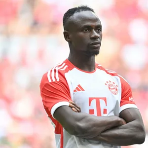 Sadio Mane mit verschränkten Armen bei der Team-Vorstellung in der Allianz Arena.