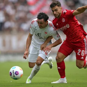 St. Paulis Manolis Saliakas im Duel mit Tel Avivs Gurfinkel