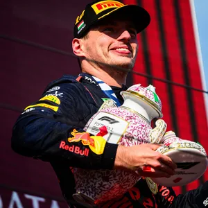 Max Verstappen mit dem kaputten Pokal
