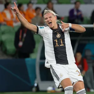Alexandra Popp jubelt im DFB-Trikot per Telefon