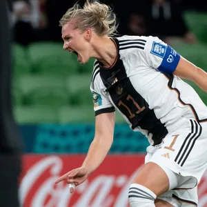 Alexandra Popp jubelt nach ihrem Treffer.