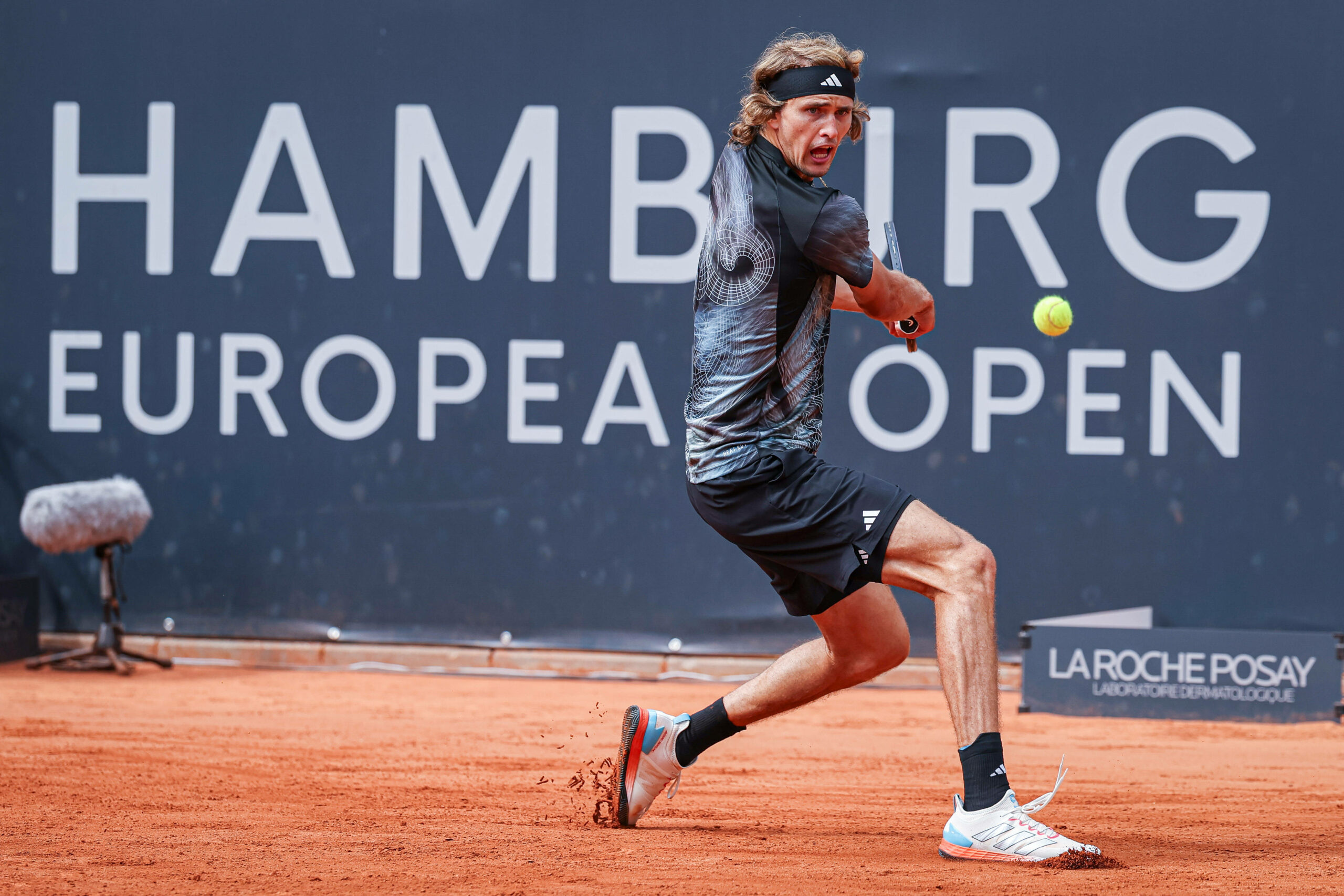 Alexander Zverev erwartet den Ball mit seiner Rückhand beim Turnier in Hamburg.