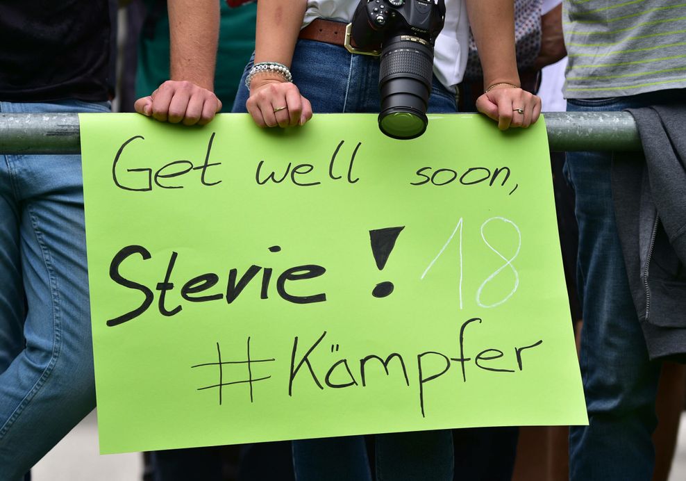 Fan-Plakat mit der Aufschrift: Get well soon, Stevie! 18 #Kämpfer