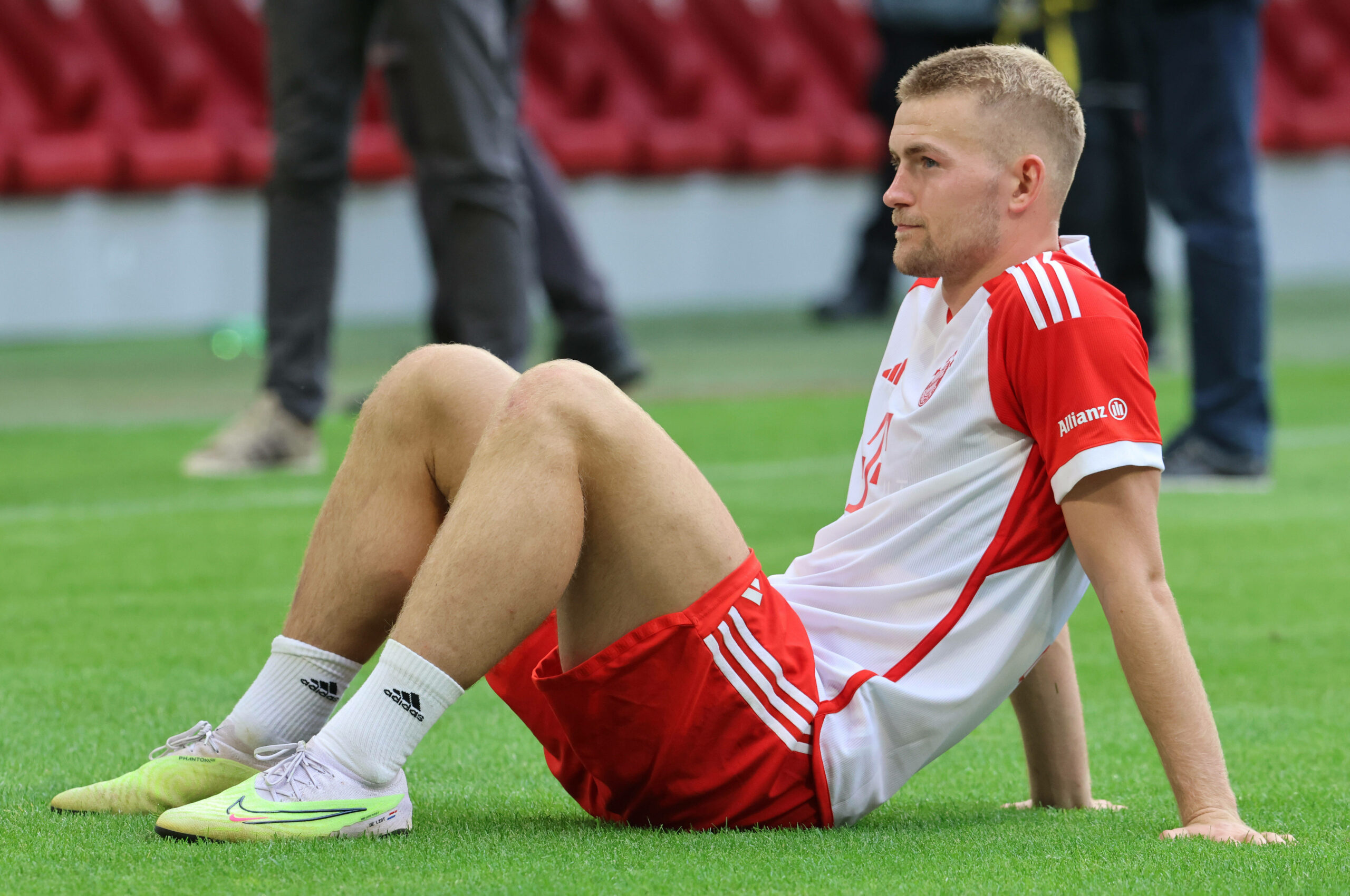 Matthijs de Ligt sitzt auf dem Rasen.