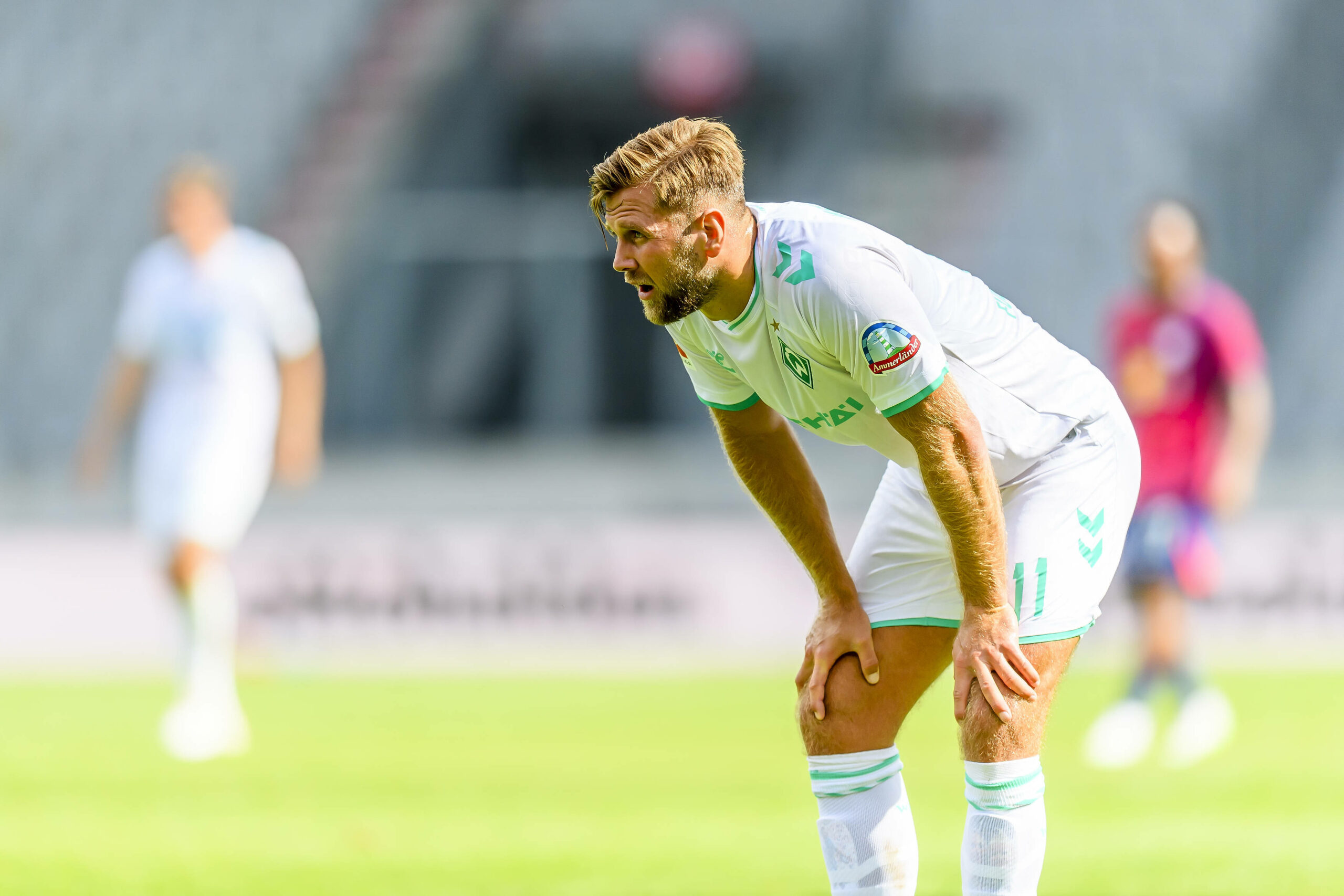 Niclas Füllkrug stützt sich auf seinen Knien ab.