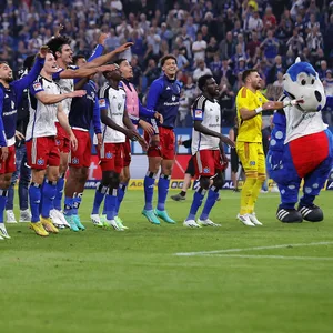 HSV-Spieler vor der Nordtribüne