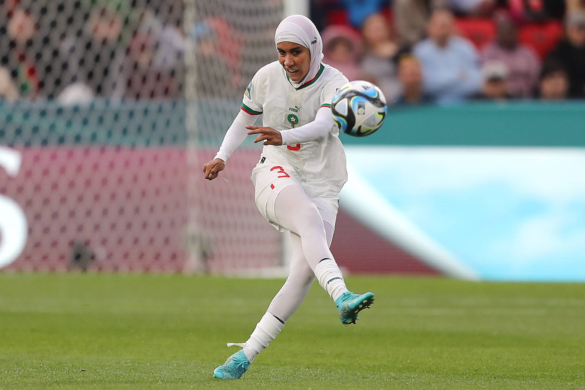 Marokkos Kapitänin Nouhaila Benzina spielt gegen Südkorea mit Hijab
