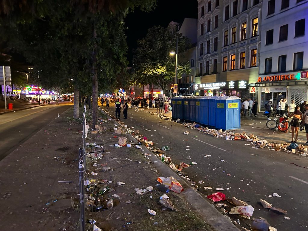 Haufenweise Müll liegt auf der Fahrbahn der Reeperbahn.