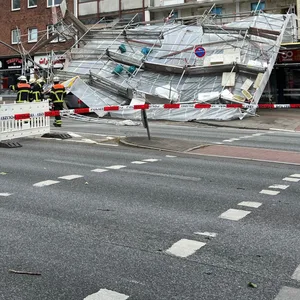 Ein Baugerüst ist auf die Wandsbeker Chaussee gestürzt.