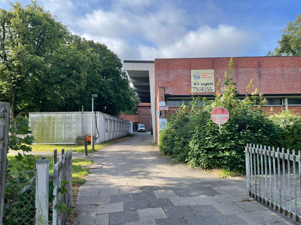 Plakat an der Katholischen Schule Neugraben