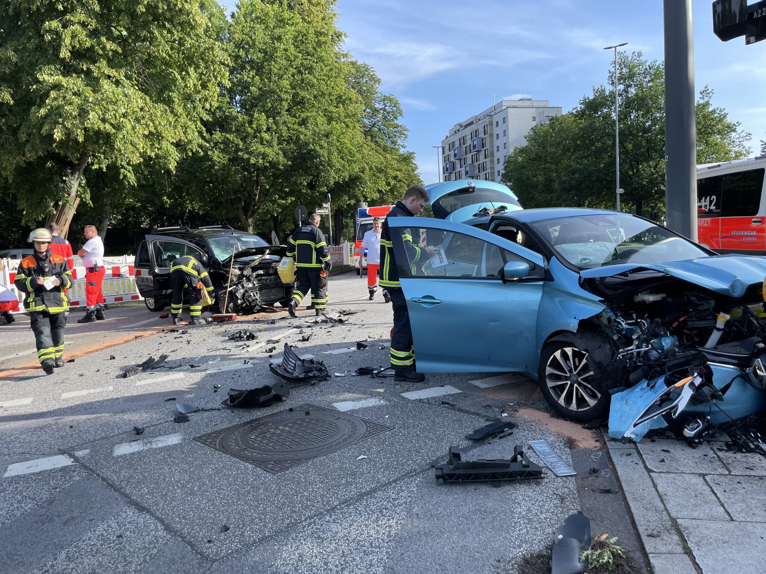 Schwerer Unfall in Hamburg, Kind und zwei Erwachesene verletzt