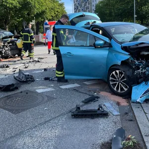 Schwerer Unfall in Hamburg, Kind und zwei Erwachesene verletzt