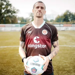 Simon Zoller im Trikot des FC St. Pauli