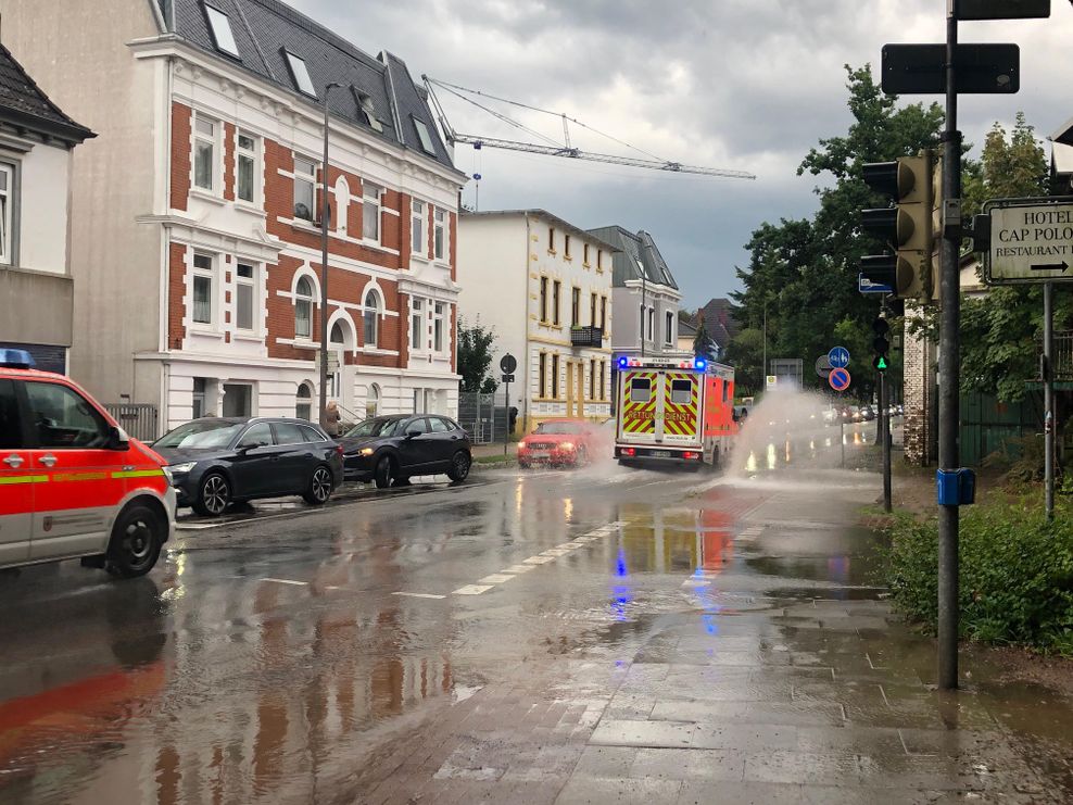 Wie hier in Pinneberg gingen am Montagnachmittag teils sehr große Mengen Regen in kürzester Zeit nieder.