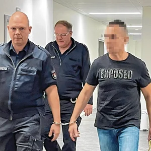 Der Angeklagte Tadeusz T. (r.) auf dem Weg in den Gerichtssaal
