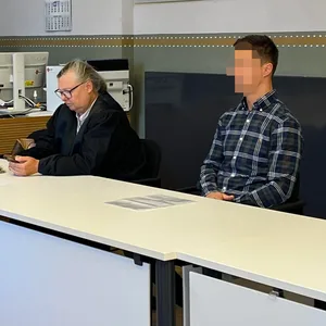 Der Angeklagte mit seiner Anwältin.