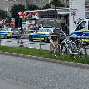 Am U-Bahnhof Feldstraße waren am Sonntag viele Polizeiwagen zu sehen.