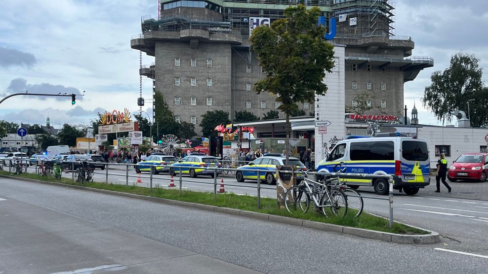 Am U-Bahnhof Feldstraße waren am Sonntag viele Polizeiwagen zu sehen.