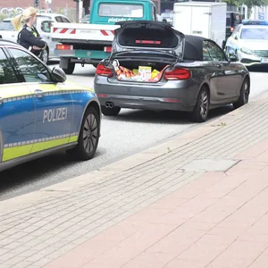 In diesem BMW-Cabrio (samt Kofferraum voller Einkäufe schlief das Trio - mitten auf einer Hauptverkehrsstraße.
