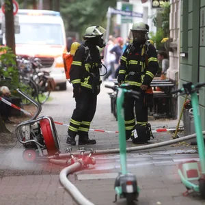 Aufnahme von zwei Feuerwehrleuten am Brandort.