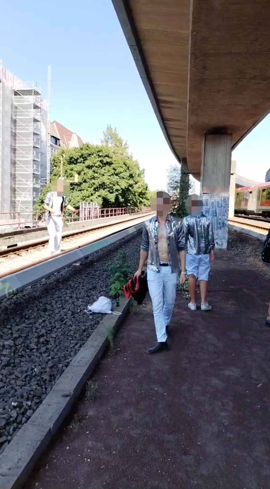 Passagiere der S-Bahn springen über die Gleise auf der Höhe Berliner Tor.