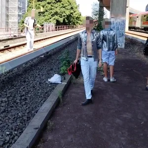 Passagiere der S-Bahn springen über die Gleise auf der Höhe Berliner Tor.