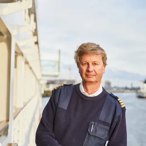 Kapitän Ulf Wolter an der Reling