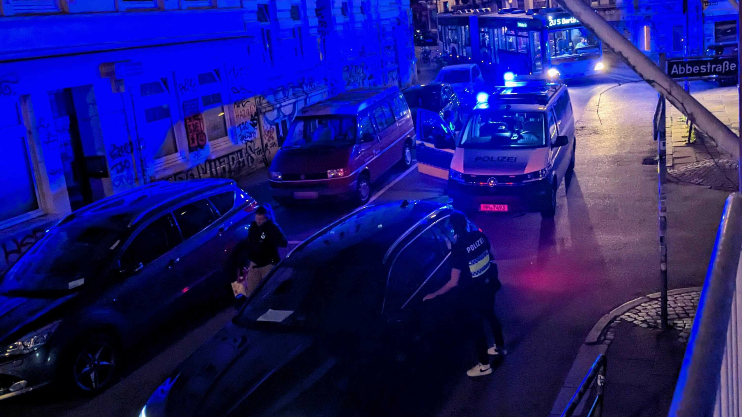 Der Roller-Fahrer stürzte an der Ecke Kleine Rainstraße/ Abbestraße