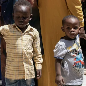 Sudanesische Frauen und ihre Kinder auf der Flucht vor dem Bürgerkrieg in ihrem Land (Symbolbild).