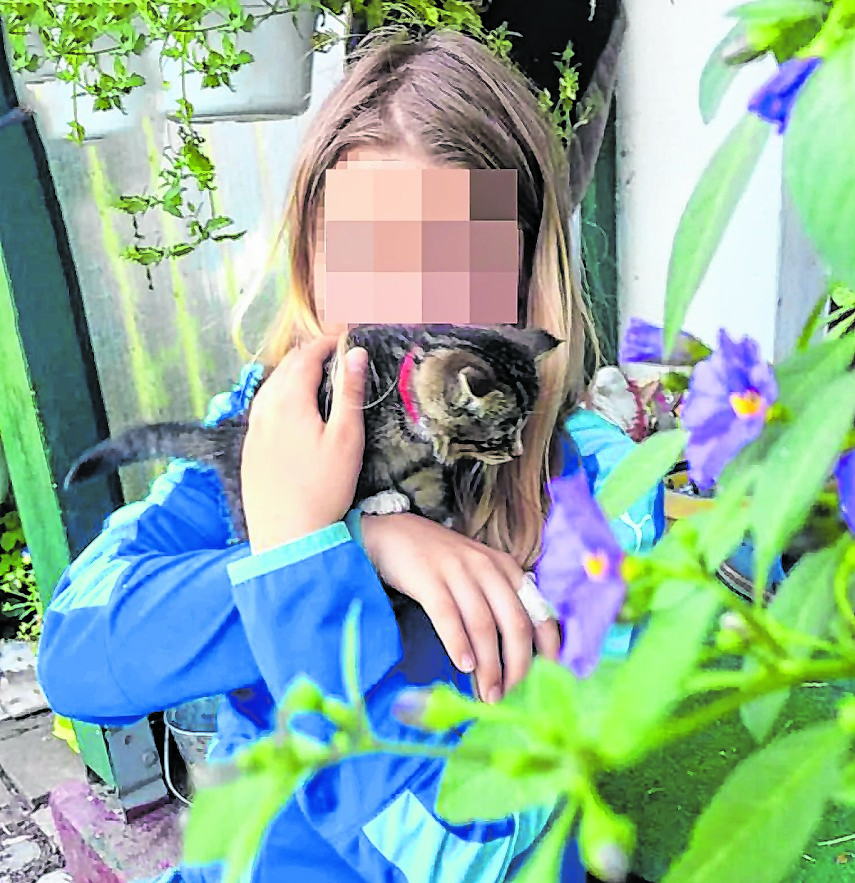 Leonie kuschelt mit einer Katze. Das Mädchen aus Scharbeutz wurde nur 17 Jahre alt.