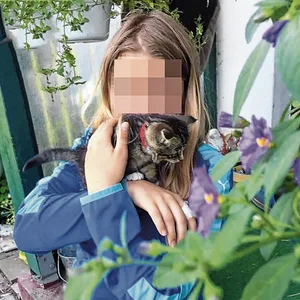 Leonie kuschelt mit einer Katze. Das Mädchen aus Scharbeutz wurde nur 17 Jahre alt.