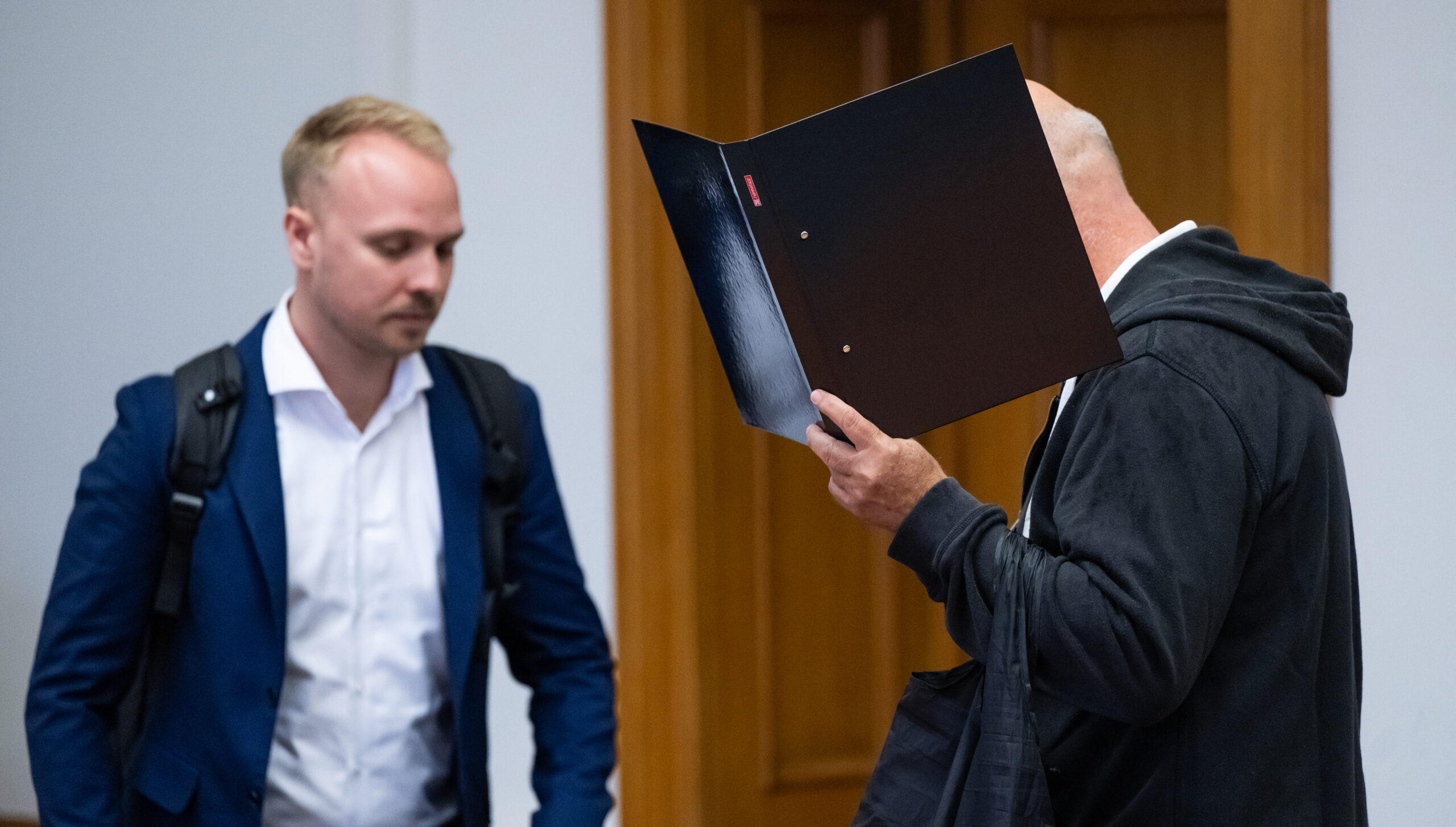 Der Angeklagte (r.) betritt am 30.6. den Verhandlungssaal im Landgericht Lüneburg.