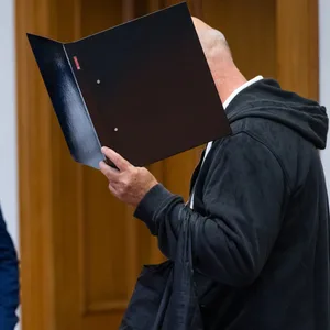 Der Angeklagte (r.) betritt am 30.6. den Verhandlungssaal im Landgericht Lüneburg.